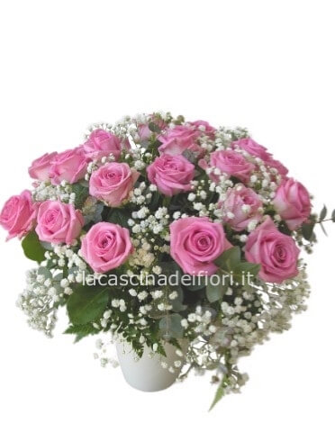 Bouquet di rose rosa e riempitivo a disposizione