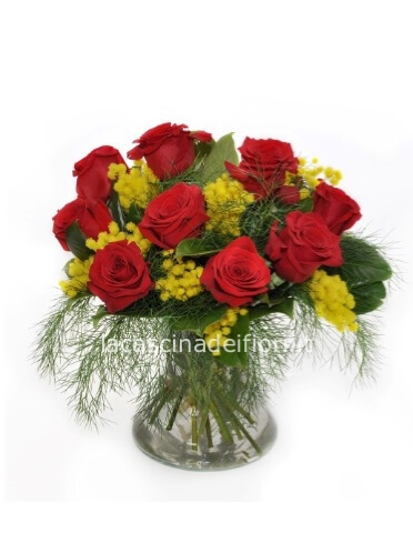 Bouquet di rose rosse e mimosa
